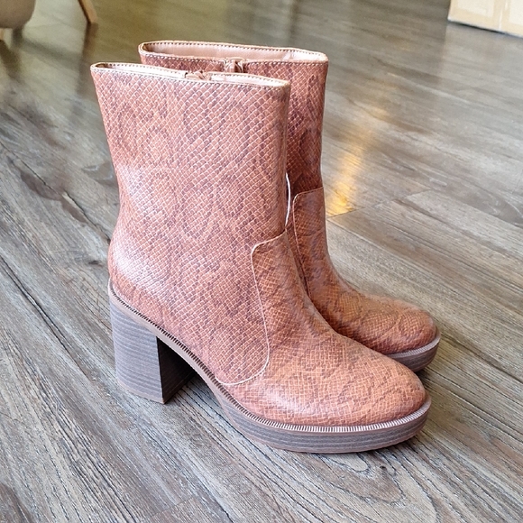 Universal Thread Shoes - Nwt Universal Thread Red Brown Reptile Print Heeled Boot